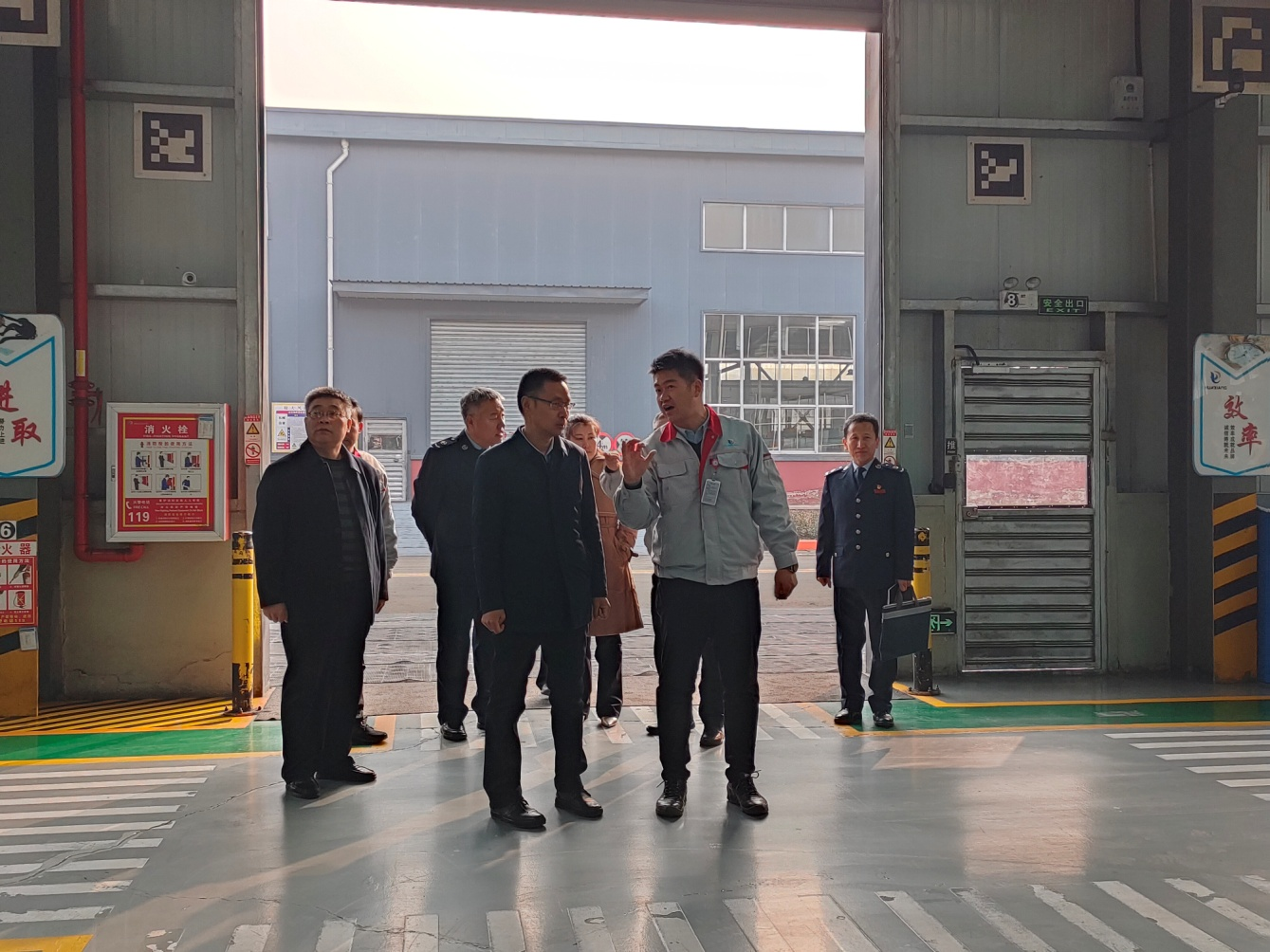 临汾市税务局党委书记、、局长张锁林一行莅临我司调研服务