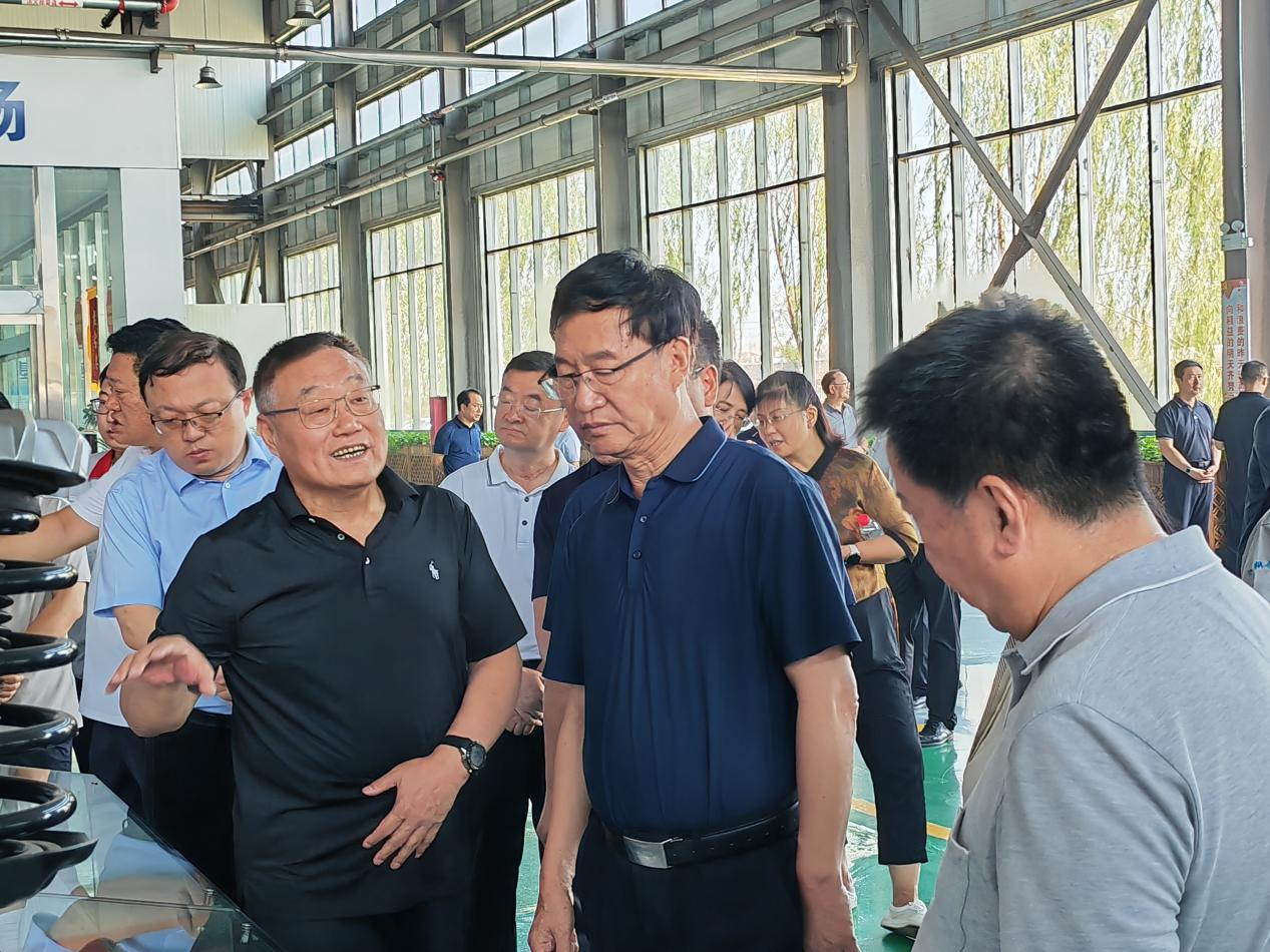 202407111607477901 省政协副主席王立伟携带调研组莅临巅峰国际官网调研领导